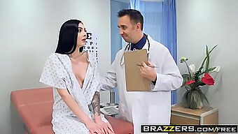 Marley Brinx Og Keiran Leed Utforsker Medisinsk Fetisj Og Yoga I En Het Video